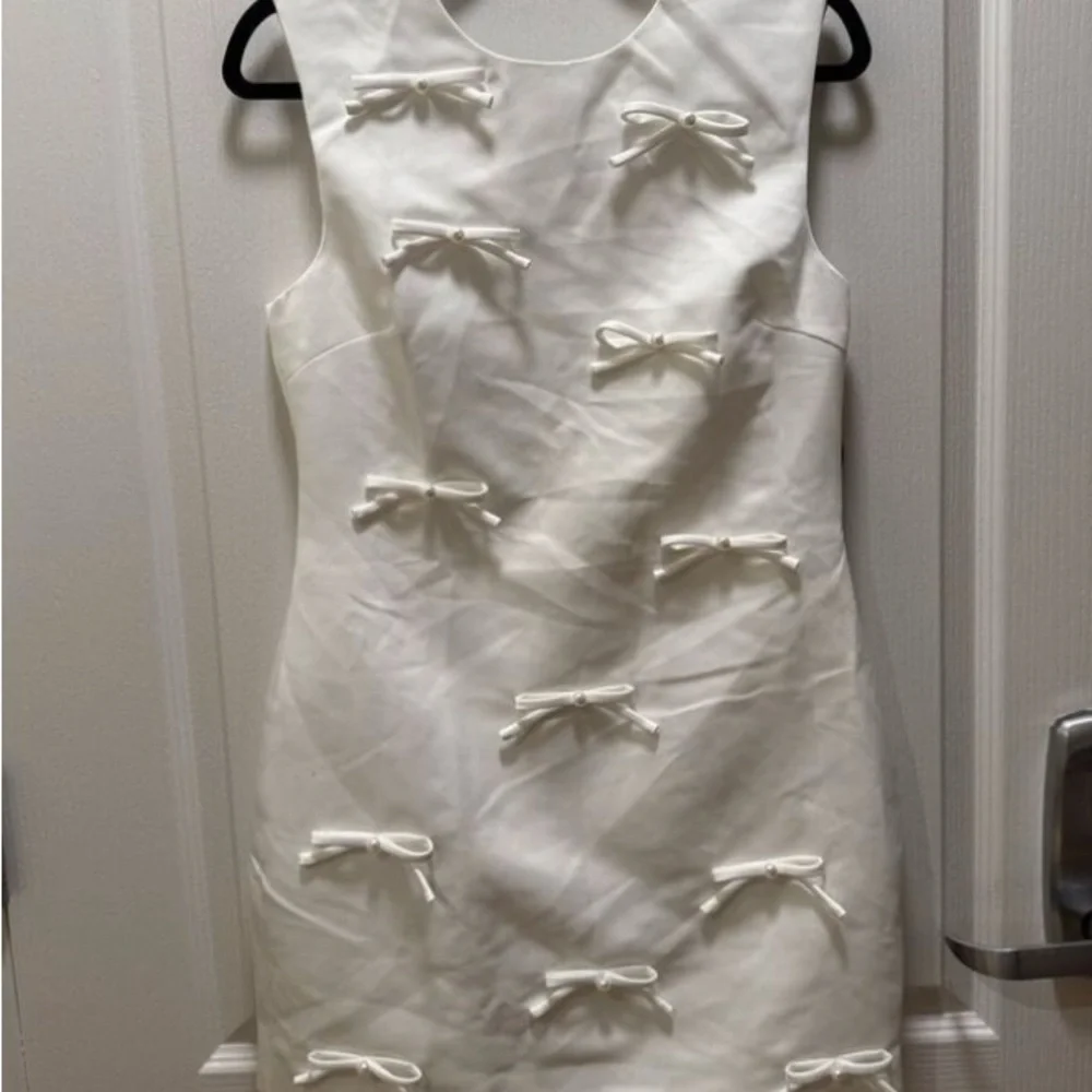 Elliatt Rose Bow White Dress with Bow and Pearl Accents NWT 🤍🤍🤍 - Picture 8 of 10